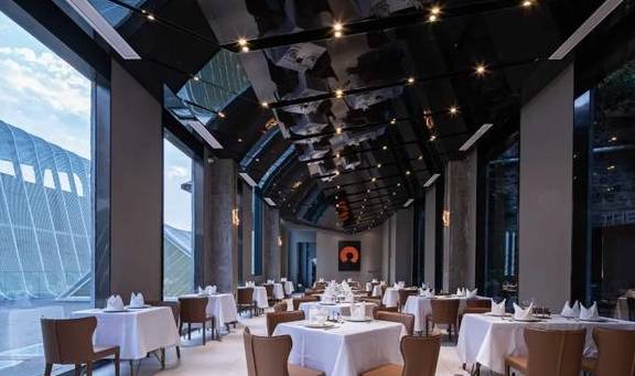 一晚八萬(wàn)仍一房難求 霧都這家民宿憑頂級(jí)餐飲服務(wù)征服評(píng)委